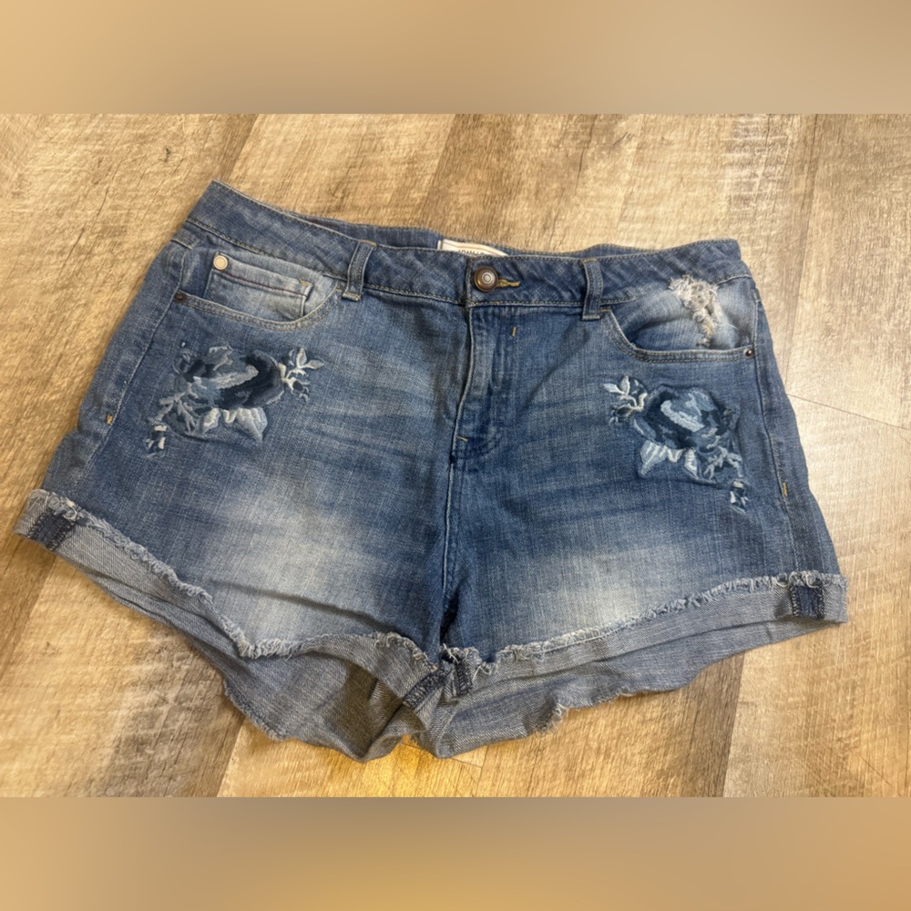 Adam Levine size 13 jeans shorts with embroidered flowers on front pockets